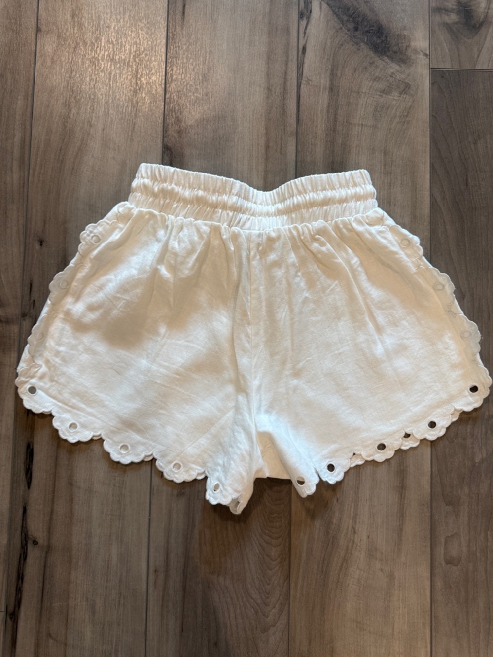 FARM Rio White Eyelet Scalloped Hem Drawstring Shorts. 100% Linen. Lined. New - Picture 9 of 15